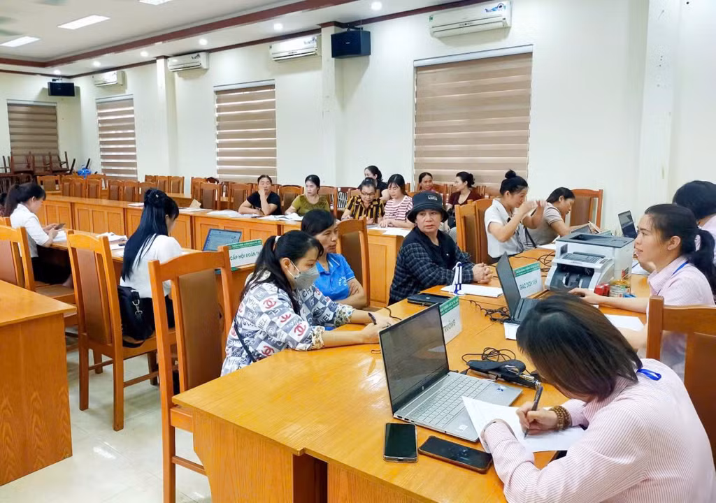 Hội Liên hiệp phụ nữ phường Mông Dương phối hợp với Ngân hàng Chính sách xã hội Cẩm Phả triển khai hoạt động vay vốn phát triển kinh tế hộ gia đình cho hội viên, phụ nữ trên địa bàn.