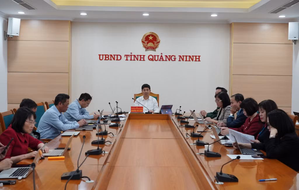 Đồng chí Phó Chủ tịch UBND Nguyễn Văn Công và lãnh đạo các sở, ngành, đơn vị có liên quan tham dự phiên họp từ điểm cầu trụ sở UBND tỉnh.