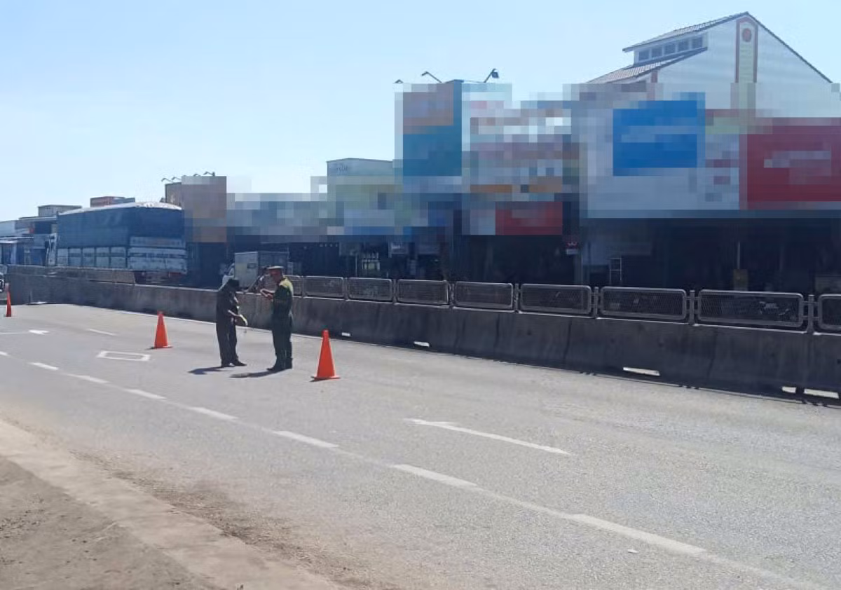 Công an khám nghiệm hiện trường tại vị trí trên Quốc lộ 1 để điều tra vụ án. Ảnh: Người dân cung cấp