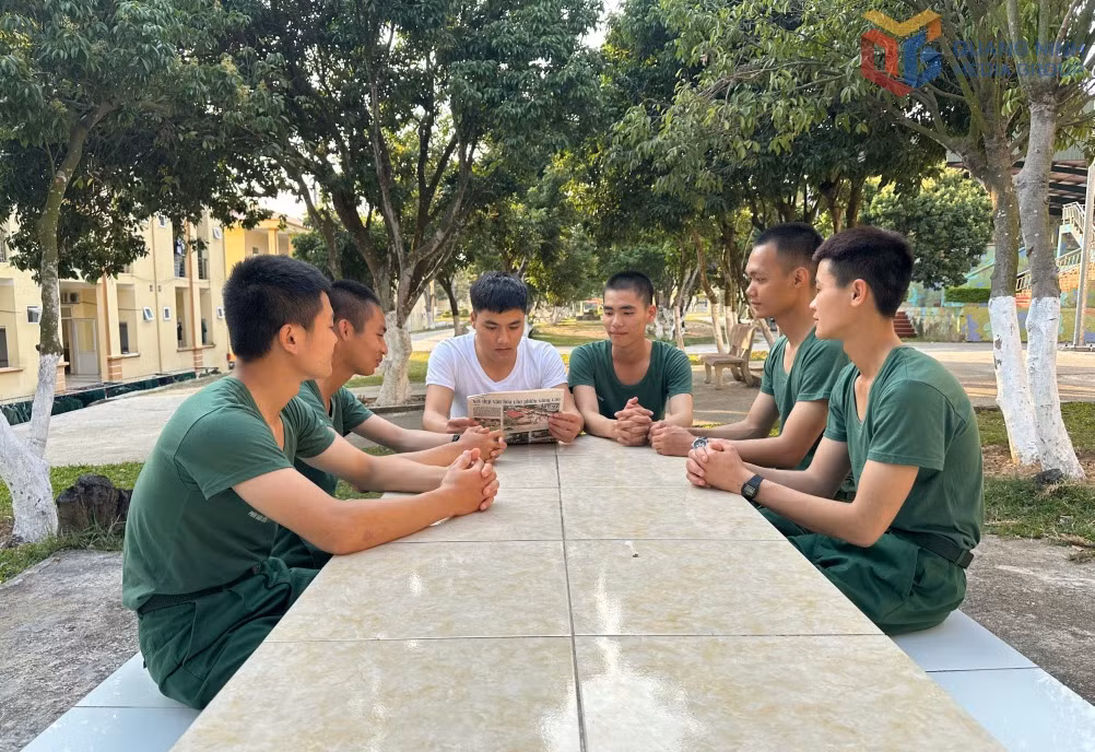 Chiến sĩ mới cùng đọc báo cho nhau nghe.