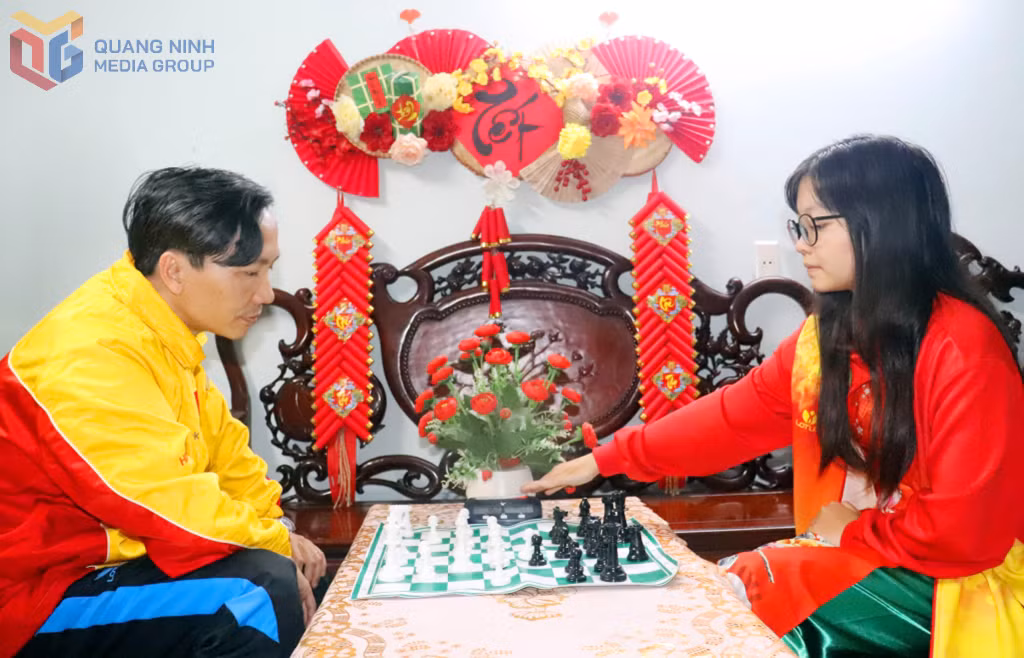HLV Nguyễn Anh Dũng và tài năng cờ vua trẻ Nguyễn Lê Cẩm Hiền.