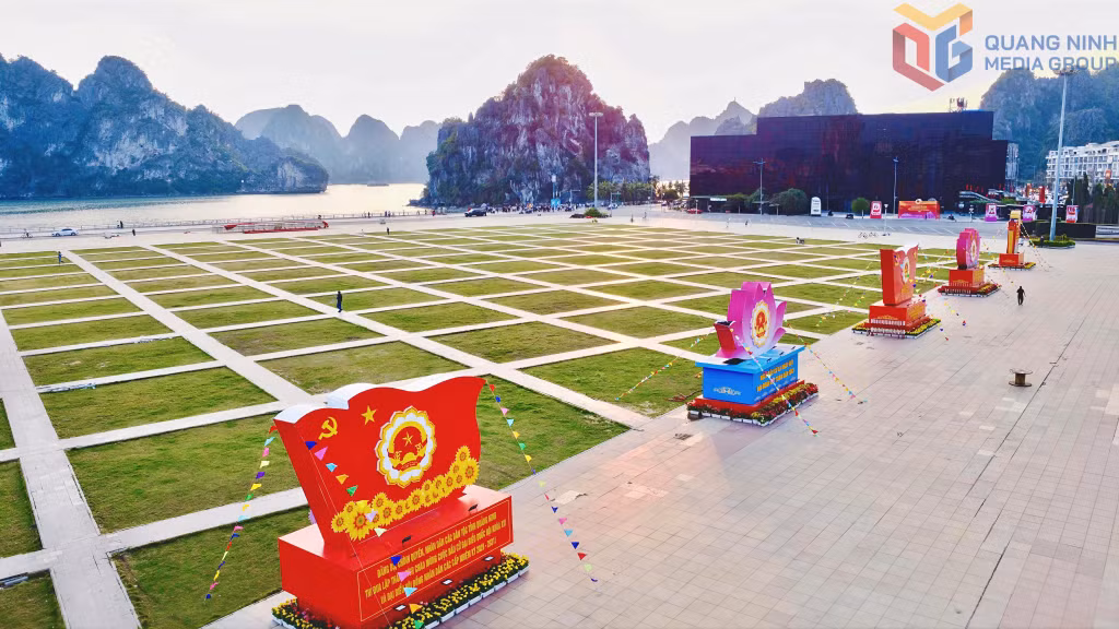 Những ngày này, nhiều tuyến đường, tuyến phố, các khu vực công cộng trên địa bàn tỉnh Quảng Ninh đã được trang hoàng cờ hoa rực rỡ và nhiều băng rôn, pa-nô, áp phích tuyên truyền chào mừng ngày bầu cử đại biểu Quốc hội khóa XVI và đại biểu HĐND các cấp nhiệm kỳ 2026 - 2031.