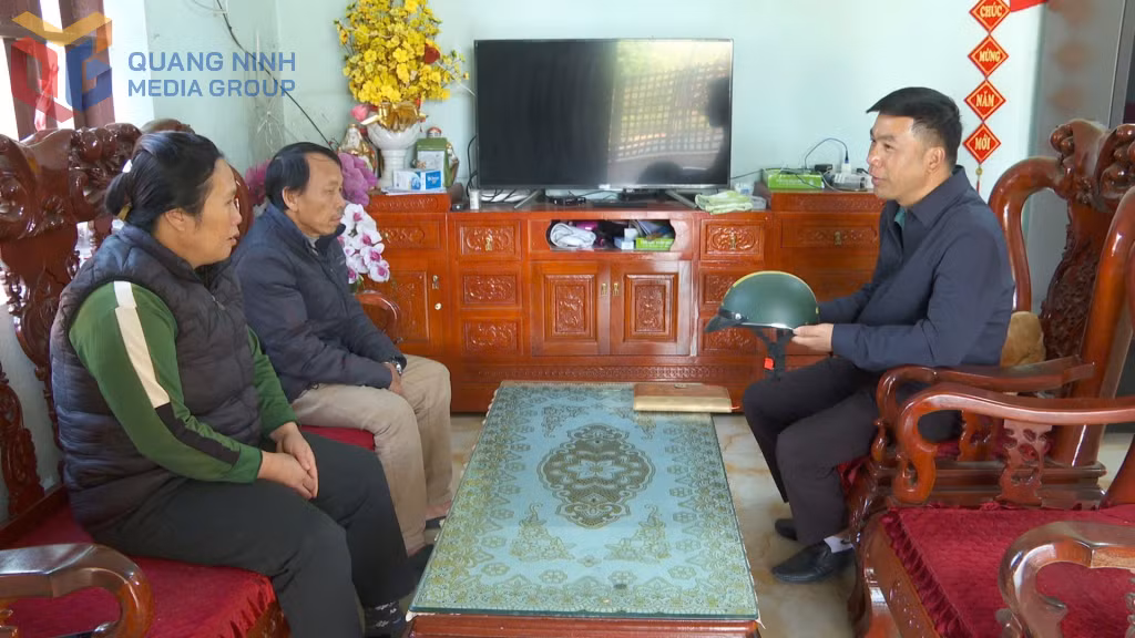 Anh Nông Tiến Đức đến tuyên truyền pháp luật cho người dân tại nhà.