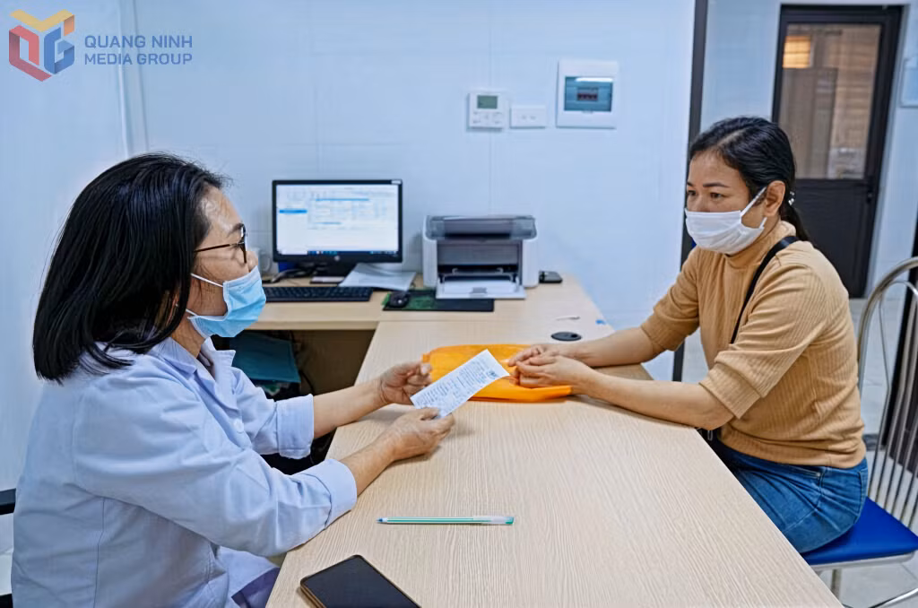 Bác sĩ CDC Quảng Ninh khám, tư vấn sức khỏe sinh sản cho chị em phụ nữ.