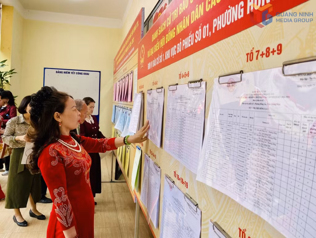 Bà Trần Thị Hoa, khu Hồng Gai 1, phường Hồng Gai xem danh sách cử tri tại nhà văn hóa khu Hồng Gai 1.