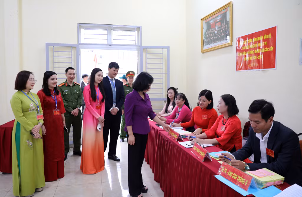 Đồng chí Trịnh Thị Minh Thanh, Phó Bí thư Thường trực Tỉnh ủy, Chủ tịch HĐND tỉnh, trao đổi với thành viên Tổ bầu cử số 9 (phường Hà Lầm).