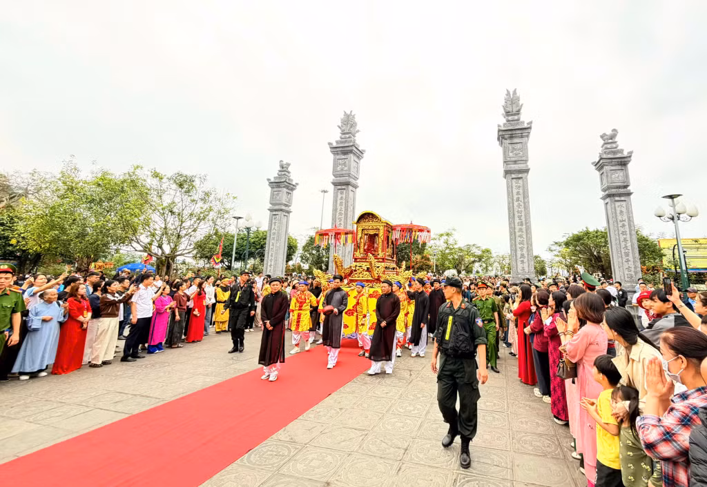 Nghi lễ rước Đức Ông hoàn cung an vị.