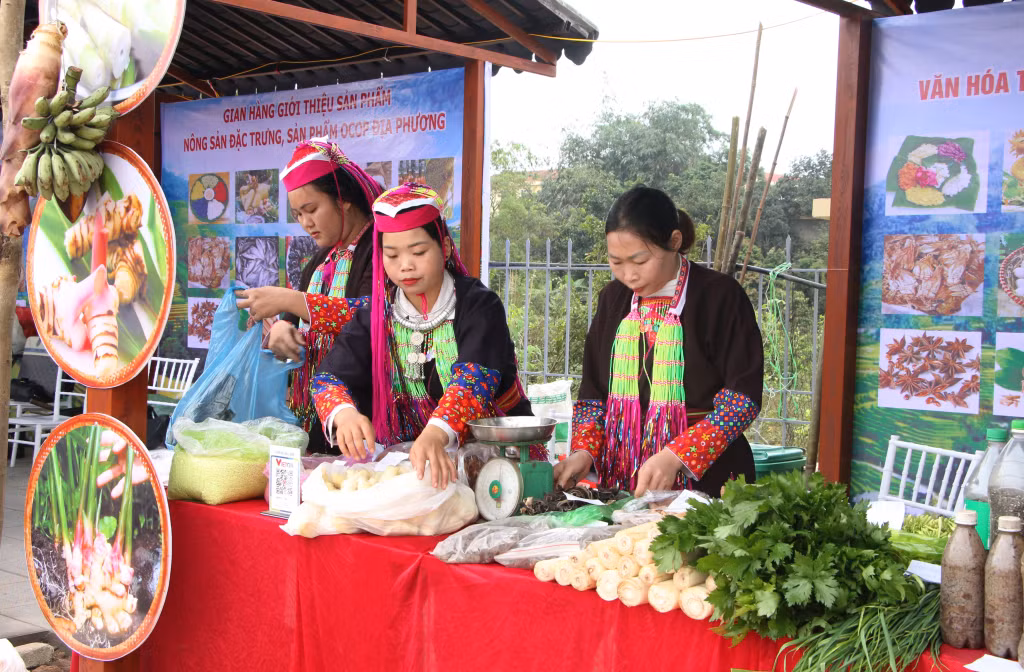 Từ sáng sớm bà con đã mang các sản vật tự nuôi trồng như: Gà bản, rau tươi, măng rừng, cá suối, các loại bánh truyền thống... xuống phiên chợ để bày bán, giới thiệu.