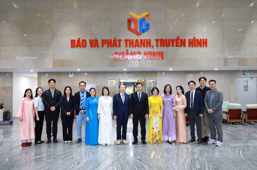 Đoàn công tác Đài Phát thanh Truyền hình Gangwon và lãnh đạo Báo và Phát thanh, Truyền hình Quảng Ninh chụp ảnh lưu niệm.