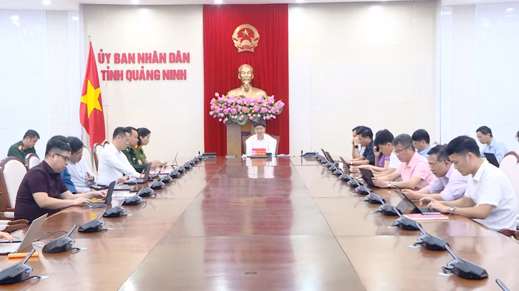 Đồng chí Nguyễn Văn Công, Phó chủ tịch UBND tỉnh và các đại biểu dự phiên họp tại điểm cầu Quảng Ninh.