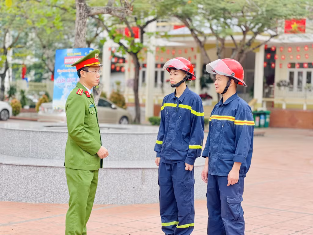Lực lượng Cảnh sát PCCC&CNCH đảm bảo an toàn PCCC tại một điểm bầu cử.