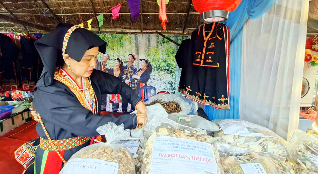Người Dao Thanh Phán mang tới lễ hội những bài thuốc lá gia truyền, trang phục truyền thống, bạc trang sức.
