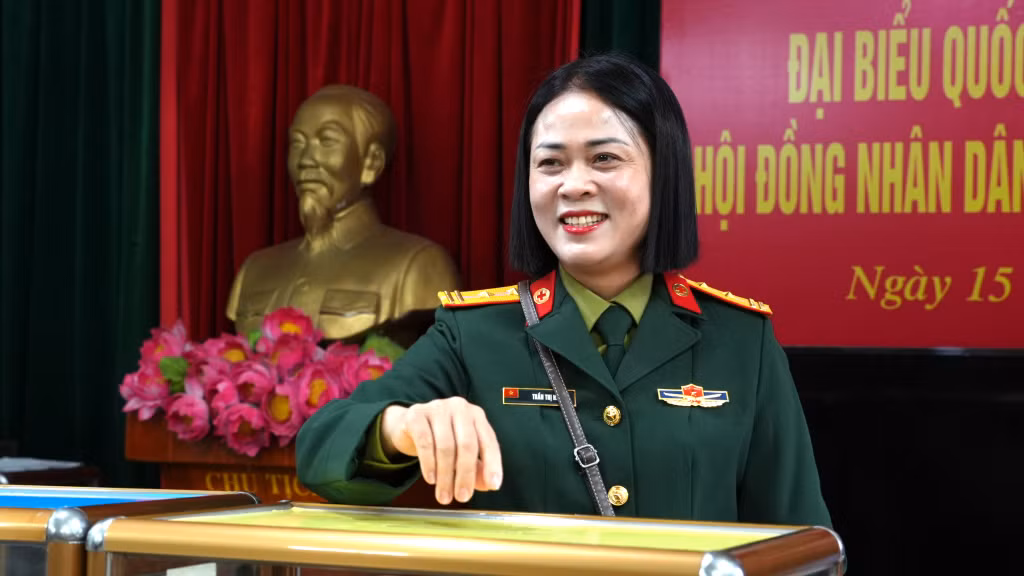 Nụ cười phấn khởi của nữ Thiếu tá Quân y khi tham gia bầu cử.