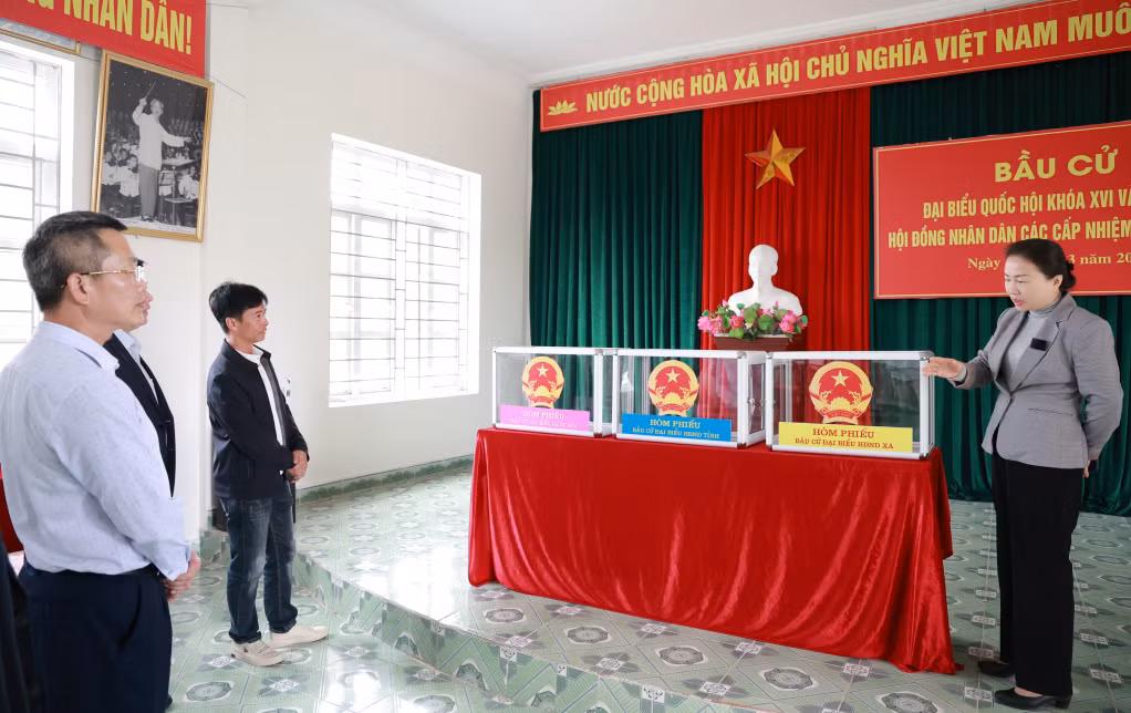 Đồng chí Vi Ngọc Bích, Trưởng Ban Tổ chức Tỉnh ủy kiểm tra công tác bầu cử tại xã Quảng Tân.