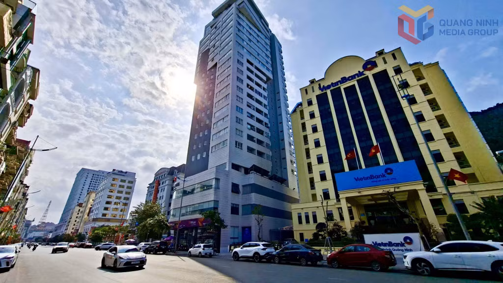 Chuỗi hệ thống các ngân hàng thương mại trên phố 25/4 phường Hồng Gai. Ảnh: Mạnh Trường
