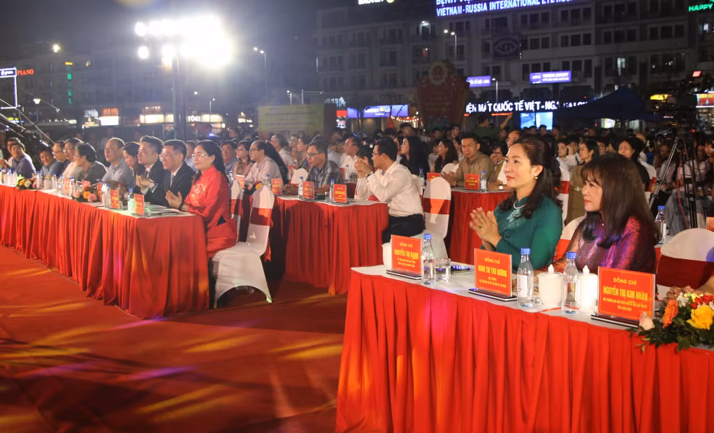 Các đại biểu và đông đảo nhân dân, du khách tham dự chương trình khai mạc Liên hoan.