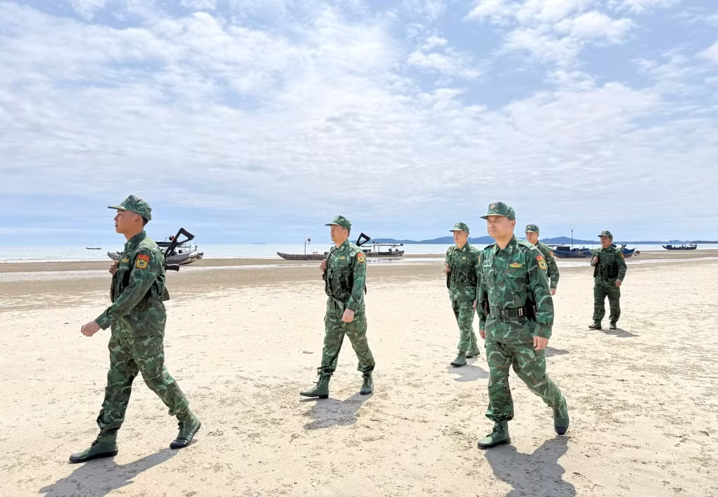 Thiếu tá Nguyễn Văn Thành (bên phải) cùng các cán bộ, chiến sĩ Đồn Biên phòng Trà Cổ thực hiện nhiệm vụ tuần tra.