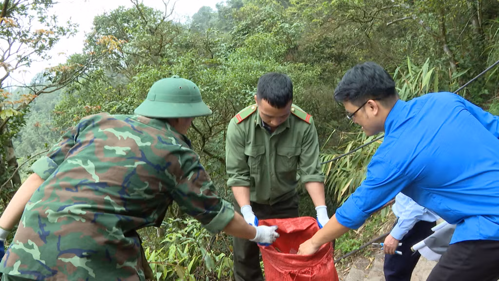 Đoàn viên, thanh niên các đơn vị thu gom rác thải trên đường hành hương lên Yên Tử.