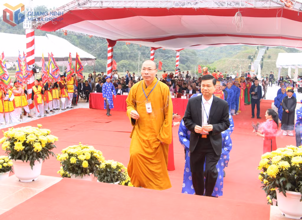 Các đại biểu và nhân dân làm lễ dâng hương.