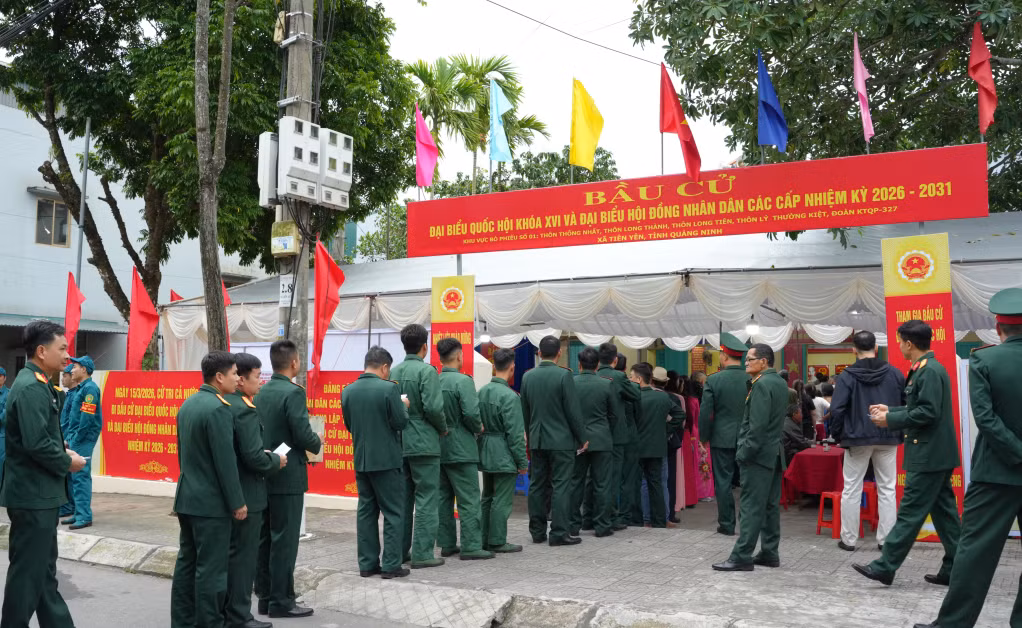 Các cử tri xếp hàng, chấp hành nghiêm quy định trước khi thực hiện quyền và nghĩa vụ công dân.