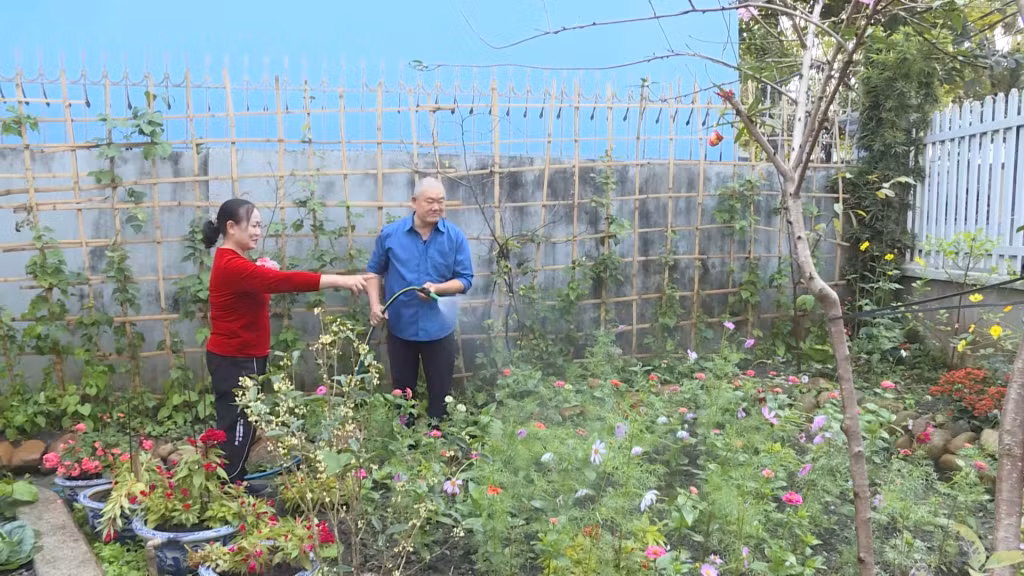 Vợ chồng ông Tạ Văn Quý, bà Nguyễn Thị Điền (phường Hà Tu) cùng nhau chia sẻ việc nhà.