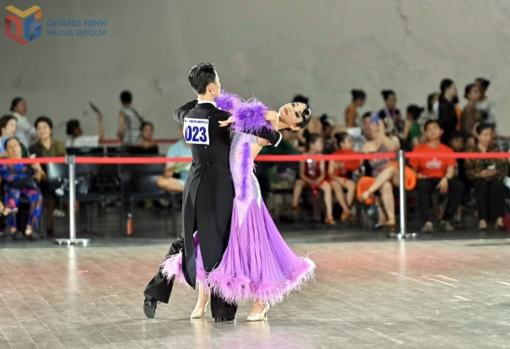 Là môn thể thao thi đấu và có tính nghệ thuật cao, giải Dance sport 2025 đã thu hút lượng VĐV, du khách kỷ lục là 1.800 người về dự và xem giải đấu.