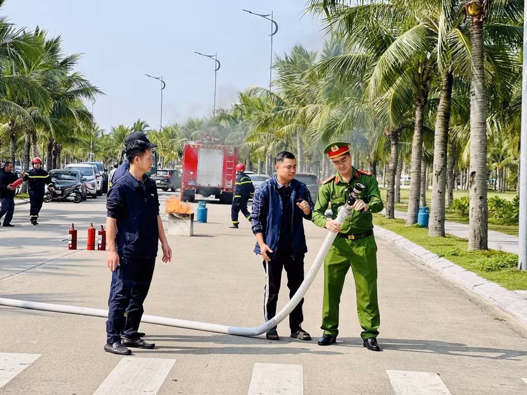 Đội ngũ làm việc trên tàu được hướng dẫn cách sử dụng lăng vòi chữa cháy.