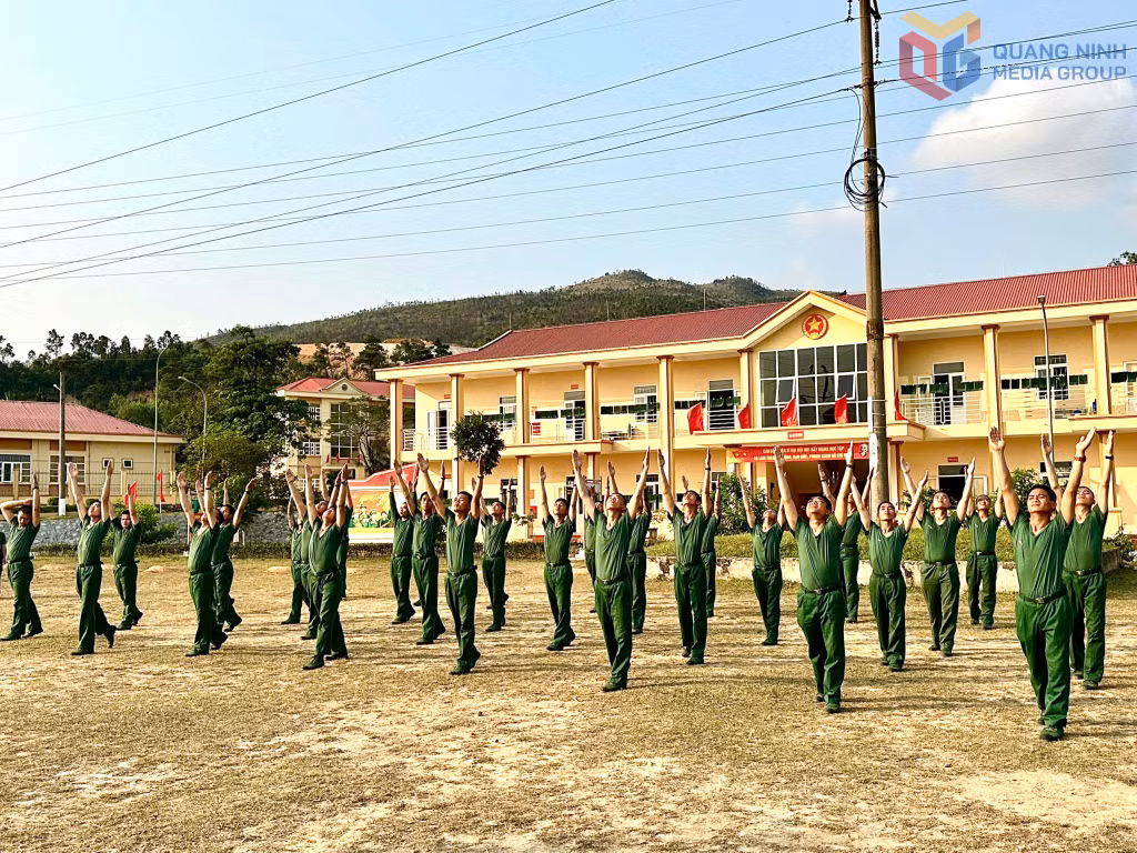 Chiến sĩ mới tại Trung đoàn 244 tập thể dục hằng ngày.