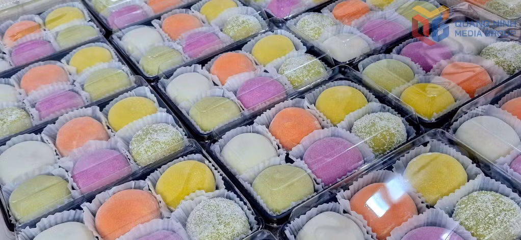 Bánh bạc đầu do phụ nữ khu phố Hà Phong 3 (phường Hà Tu) sản xuất.