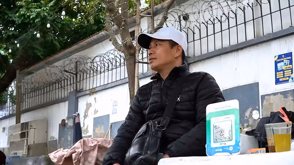 Không khó để bắt gặp hình ảnh người bán hàng đặt loa thông báo chuyển khoản cạnh quầy bán hàng để phục vụ cho việc thanh toán. Ảnh: Hạo Thiên