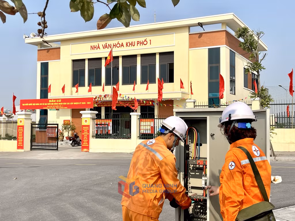 Công nhân Đội Quản lý điện lực khu vực Hạ Long kiểm tra tủ điện, cấp điện cho khu vực bỏ phiếu số 11, phường Cao Xanh.