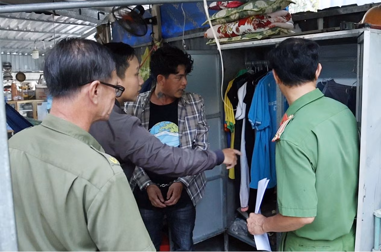 Lực lượng chức năng khám xét nơi ở của Tuấn sau khi có hành vi gây rối trật tự công cộng. Ảnh: Vũ Tiến