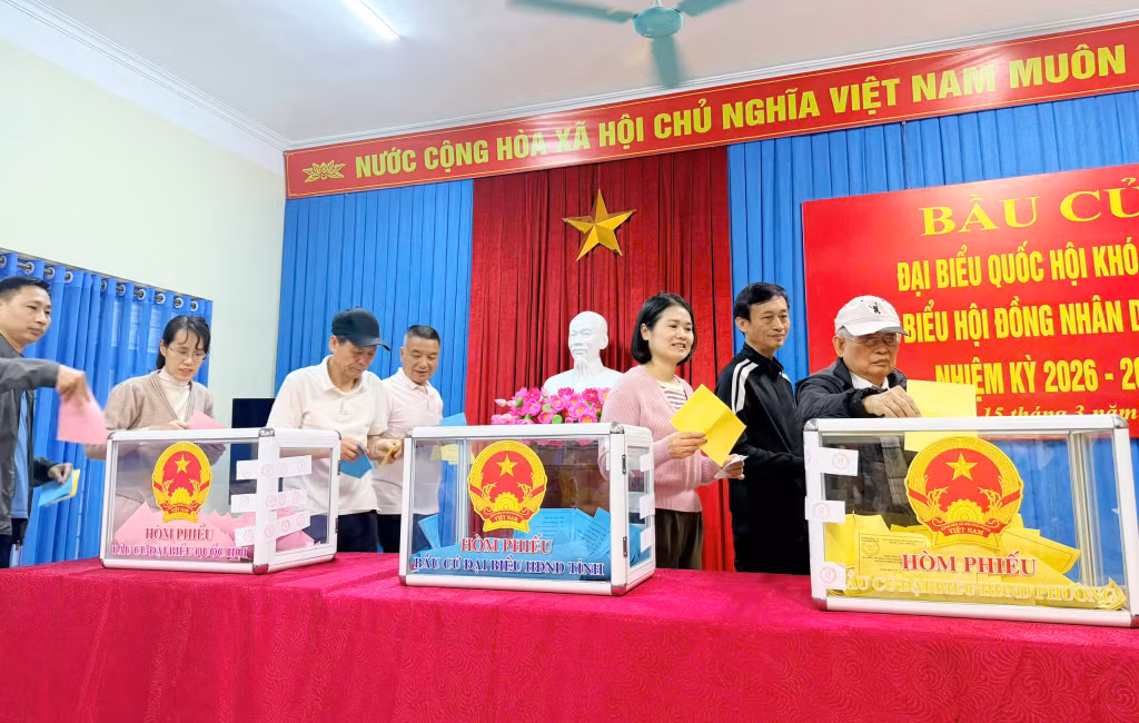 Ông Vũ Xuân Phàn, khu Yết Kiêu 4, phường Hồng Gai (90 tuổi) tự tay bỏ những lá phiếu.