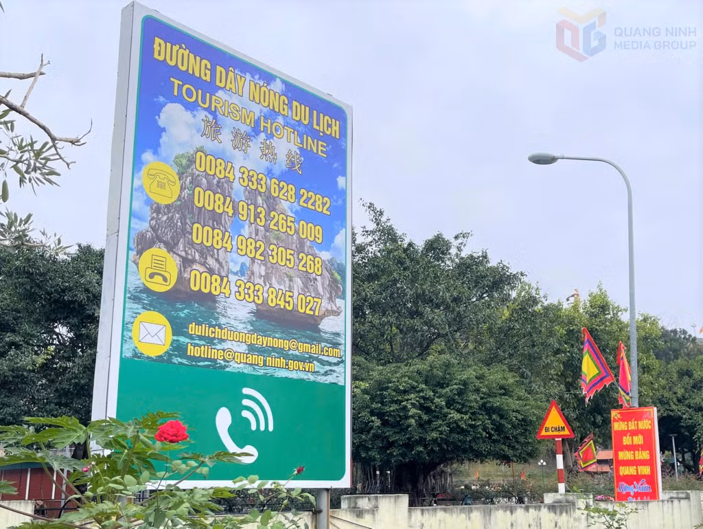 Số điện thoại các đường dây nóng được Ban quản lý Khu Di tích lịch sử quốc gia đặc biệt Cửa Ông – Cạp Tiên niêm yết công khai ngay lối vào.
