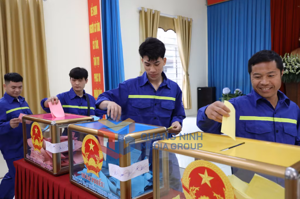 Cử tri là công nhân ngành Than bỏ phiếu tại khu vực bỏ phiếu số 18, đơn vị bầu cử số 7, khu phố Hà Tu 3, phường Hà Tu.