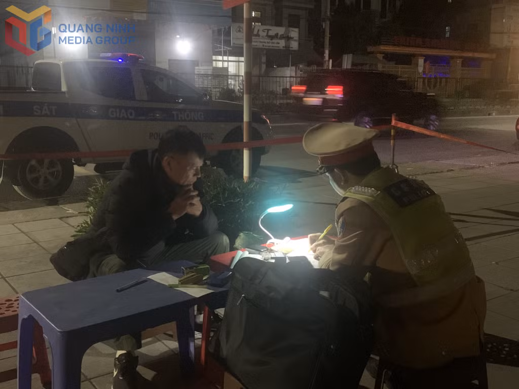 Đội CSGT Đường bộ số 2, Phòng CSGT Công an tỉnh Quảng Ninh lập biên bản trường hợp vi phạm nồng độ cồn trên Quốc lộ 18A đoạn đi qua địa bàn phường Cẩm Phả.