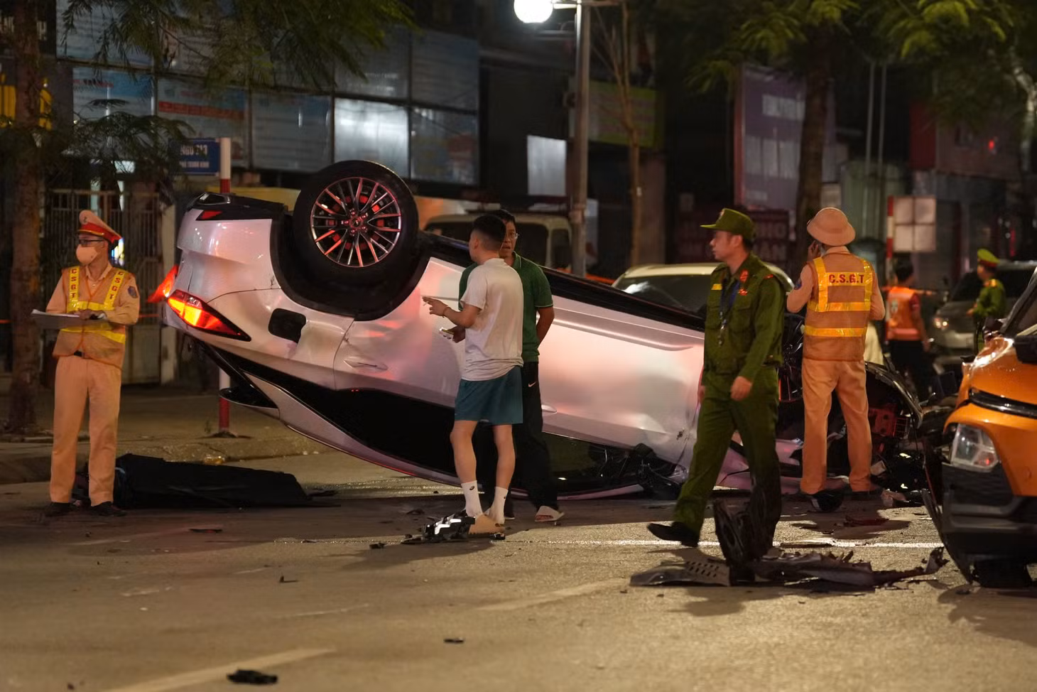 Lực lượng chức năng phong tỏa hiện trường để điều tra nguyên nhân. Ảnh: Sóng Hữu
