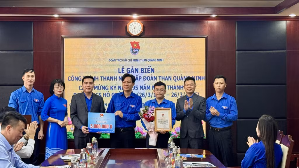 Đoàn Than Quảng Ninh gắn biển công trình "Nghiên cứu, thiết kế chế tạo các sản phẩm cơ khí nội địa hóa trên các máy phay CNC" tại Công ty CP Công nghiệp Ô tô, chào mừng 95 năm ngày thành lập Đoàn TNCS Hồ Chí Minh.