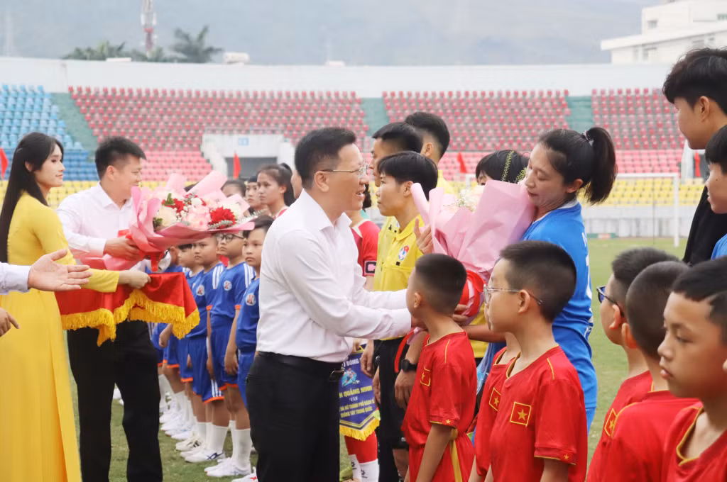 Lãnh đạo hai bên tặng hoa các cầu thủ.