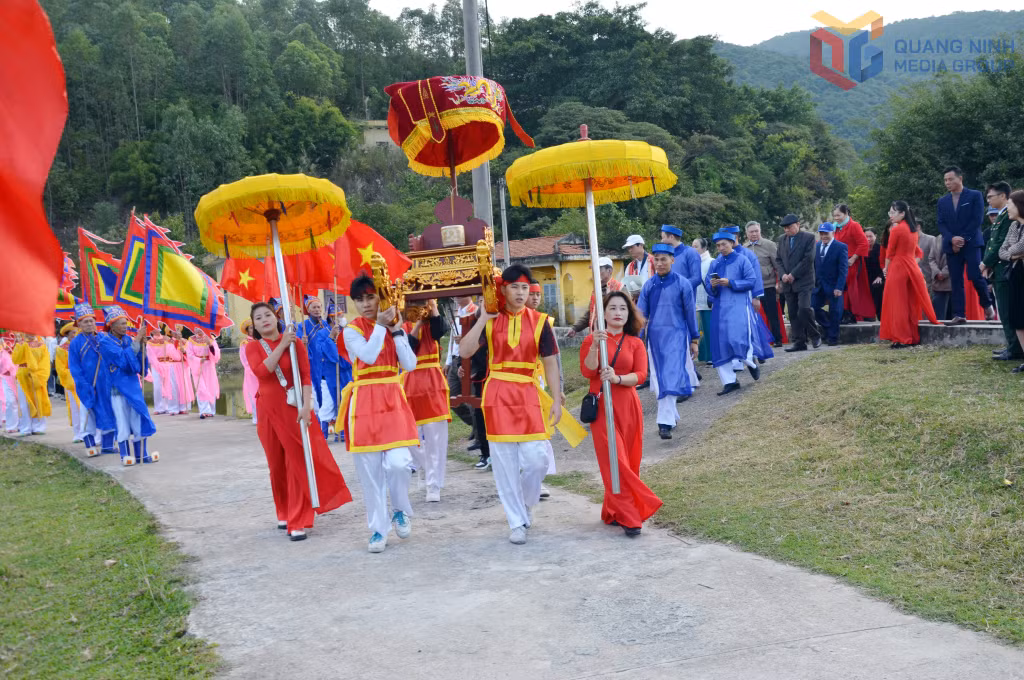 Nghi lễ rước thần từ miếu sang đình Ngọc Vừng một nét đẹp truyền thống của ngư dân miền biển tổ chức vào ngày mùng 3 Tết hằng năm.