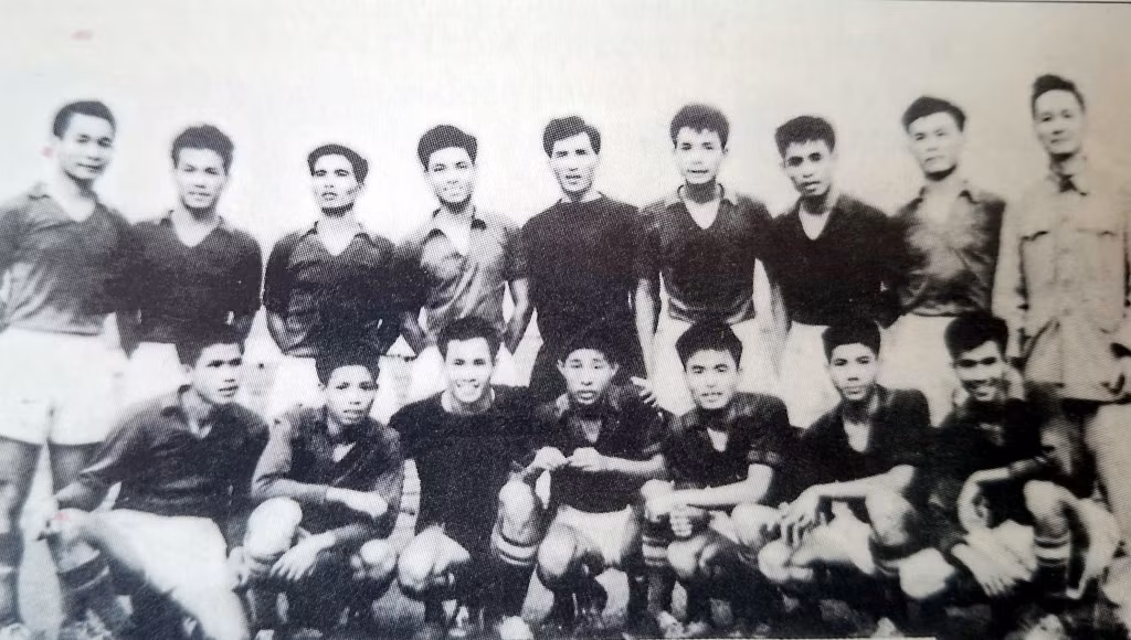 Đội bóng đá công nhân Hồng Quảng vô địch bóng đá miền Bắc năm 1962 và vô địch giải Tổng Công đoàn Việt Nam. (Ảnh tư liệu Sở VHTT&amp;DL).