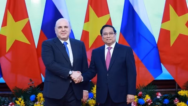 Thủ tướng Phạm Minh Chính và Thủ tướng Liên bang Nga Mikhail Mishustin chụp ảnh chung, ngày 14/1/2025. (Ảnh: TTXVN)