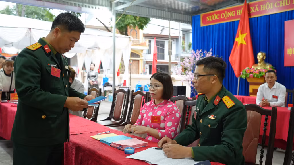 Thượng tá Nguyễn Tiến Định, Chỉ huy trưởng Quân sự xã Tiên Yên là cử tri đầu tiên tham gia bỏ phiếu bầu tại khu vực bỏ phiếu số 1.