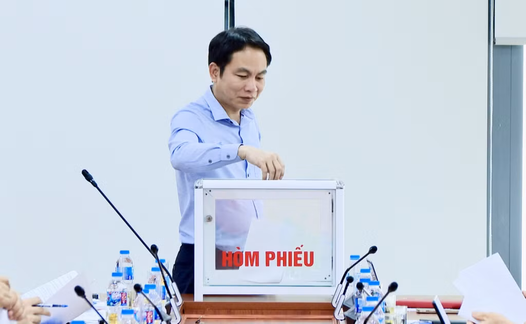 Đồng chí Nguyễn Huy Nam, Bí thư Đảng ủy Than Quảng Ninh bỏ phiếu bầu.