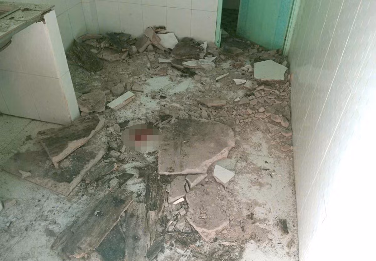 Tấm bê tông bị sập, trên gác rơi xuống nền nhà. Ảnh: Duy Tuấn
