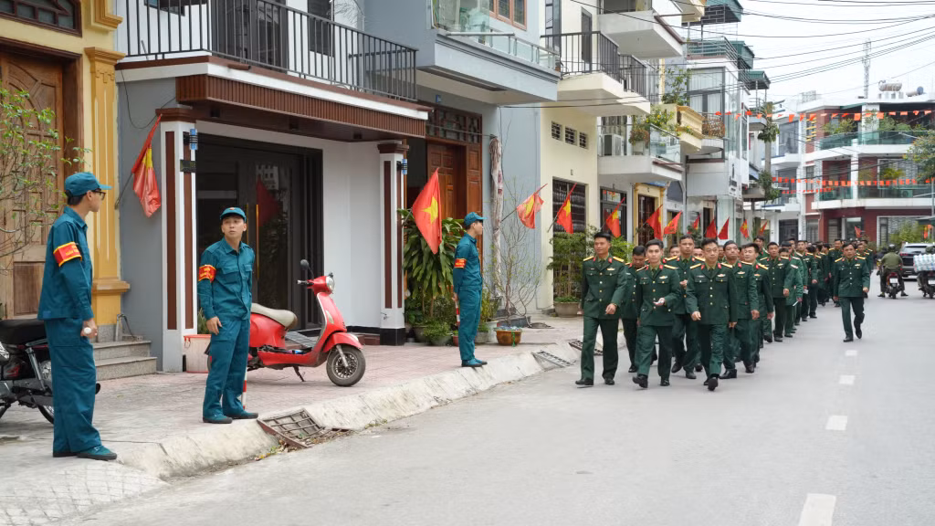 Hàng trăm cử tri Đoàn Kinh tế Quốc phòng 327 tham gia bầu cử tại khu vực bỏ phiếu số 1, Ủy ban bầu cử xã Tiên Yên.