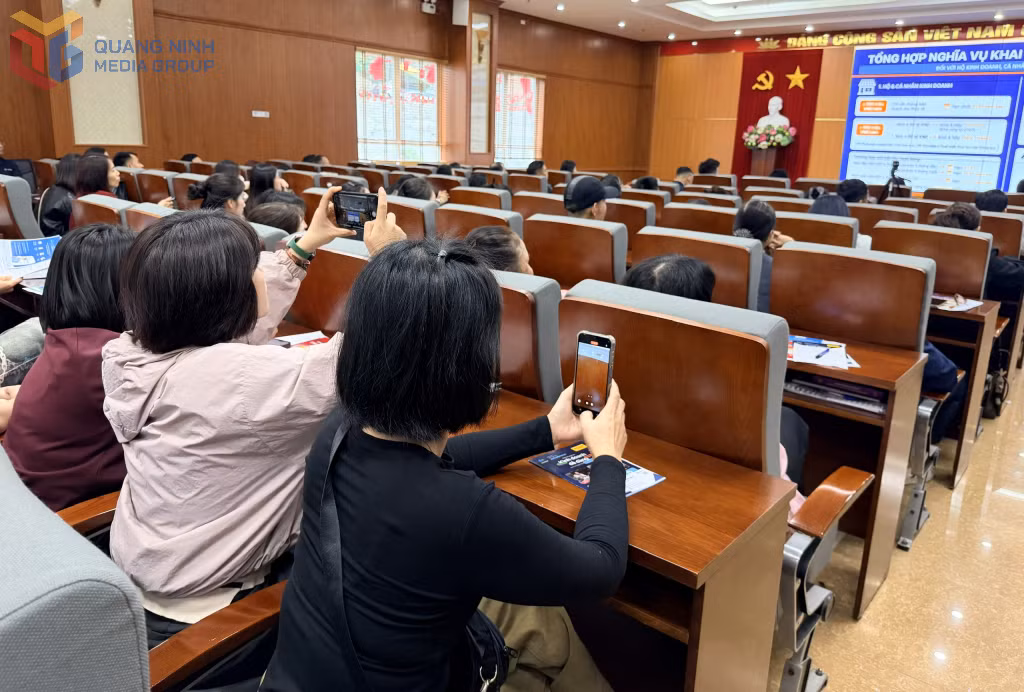 Các hộ kinh doanh lưu lại thông tin tại hội nghị phổ biến của Thuế tỉnh Quảng Ninh.