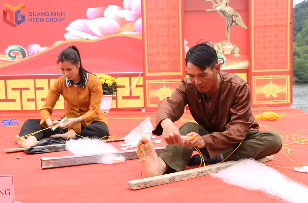 ... và thể hiện sự khéo léo trong thi buộc lưới.