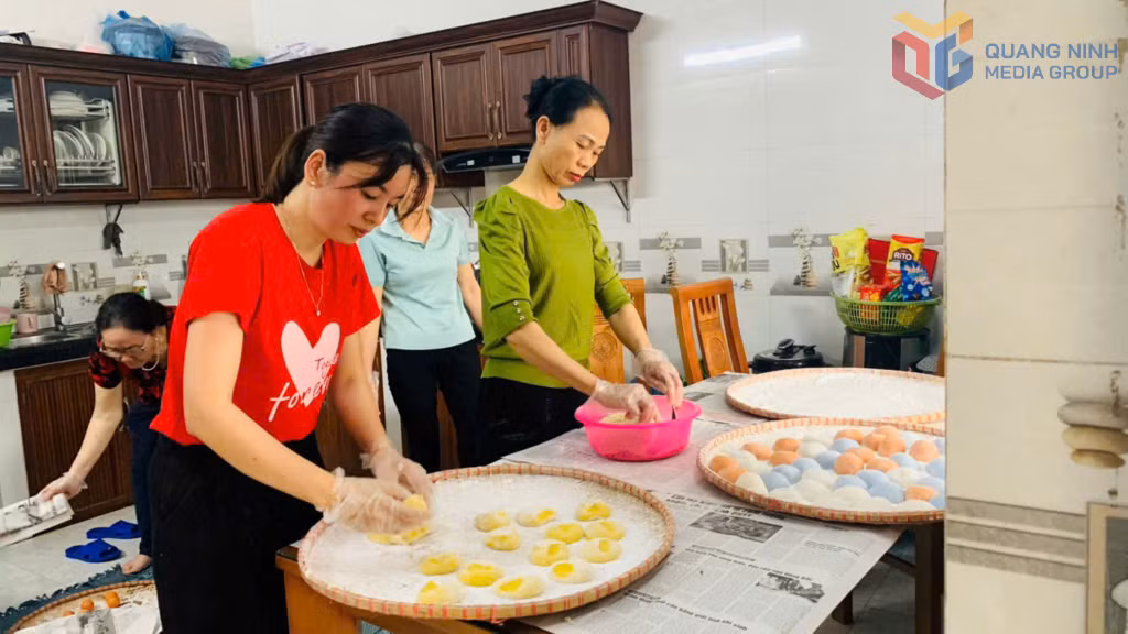 Mô hình làm bánh của gia đình chị ĐinhThị Ánh (áo đỏ) khu phố Hà Phong 3, phường Hà Tu.