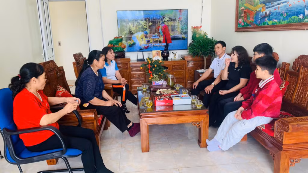 Cán bộ Hội LHPN phường Hà Tu đến thăm gia đình bà Lê Thị Lạc, khu phố Hà Tu 1 (phường Hà Tu) - một trong những gia đình văn hóa của phường Hà Tu.